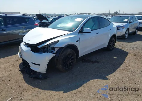 2024 Tesla Model Y Long Range Dual Motor All-Wheel Drive z USA, uszkodzony, nr VIN 7SAYGDEE5RF126043